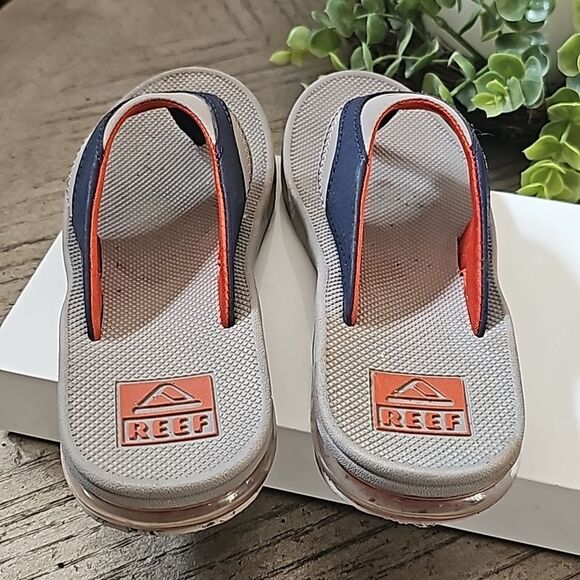 Boys Reefs flip flops size 2 - Picture 3 of 9
